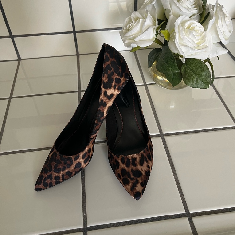 Dexter Leopard heels size 7 NWOT